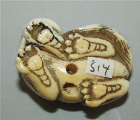A Japanese ivory netsuke of a shi-shi, Edo period, 3.6cm